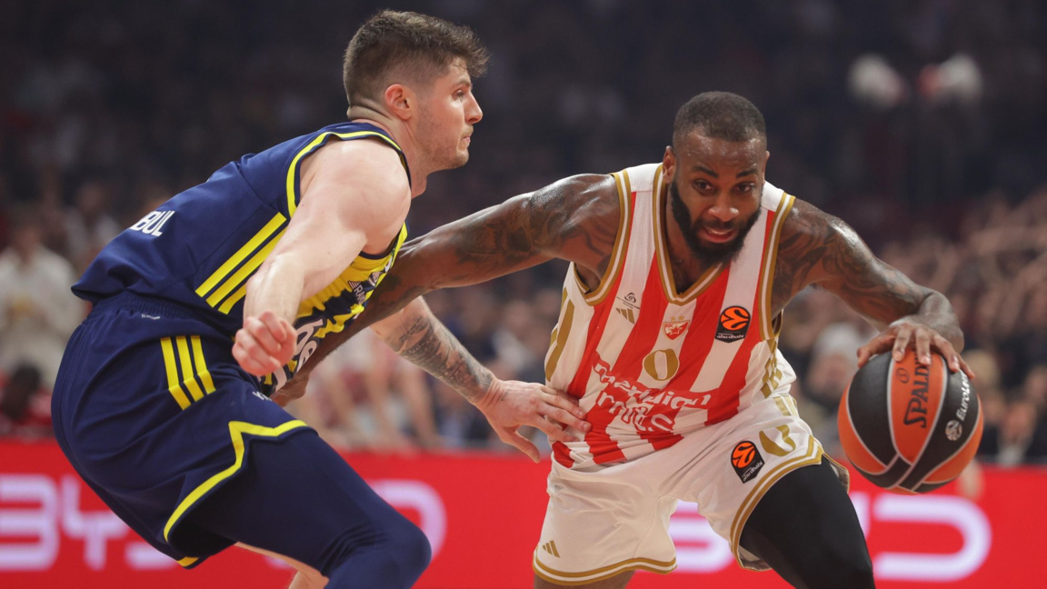 Коди Милър-Макинтайър (с топката) има 268 завършващи паса този сезон в турнира.