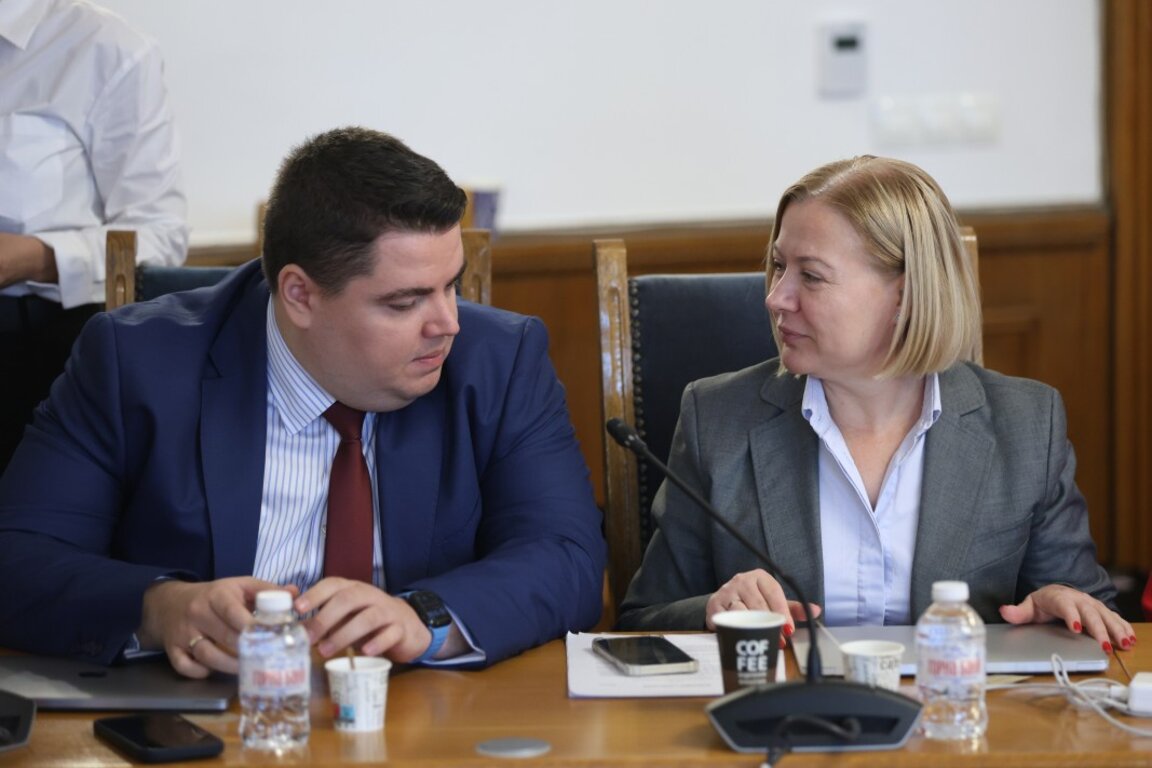 Стою Стоев и Надежда Йорданова (ПП-ДБ) на заседанието на Комисията по конституционни и правни въпроси на НС -  7 януари 2025 г.