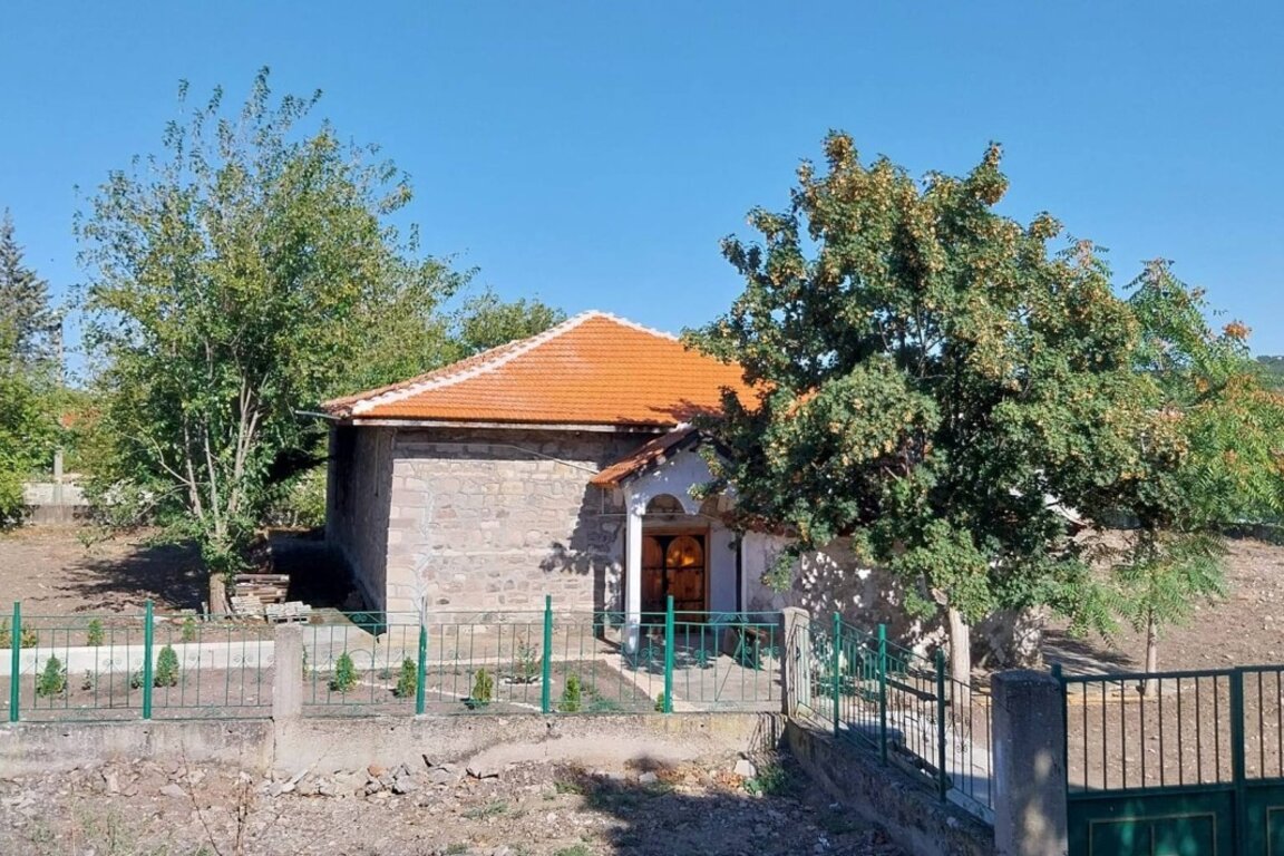 Храмът "Св. Никола" в село Езерово, община Първомай