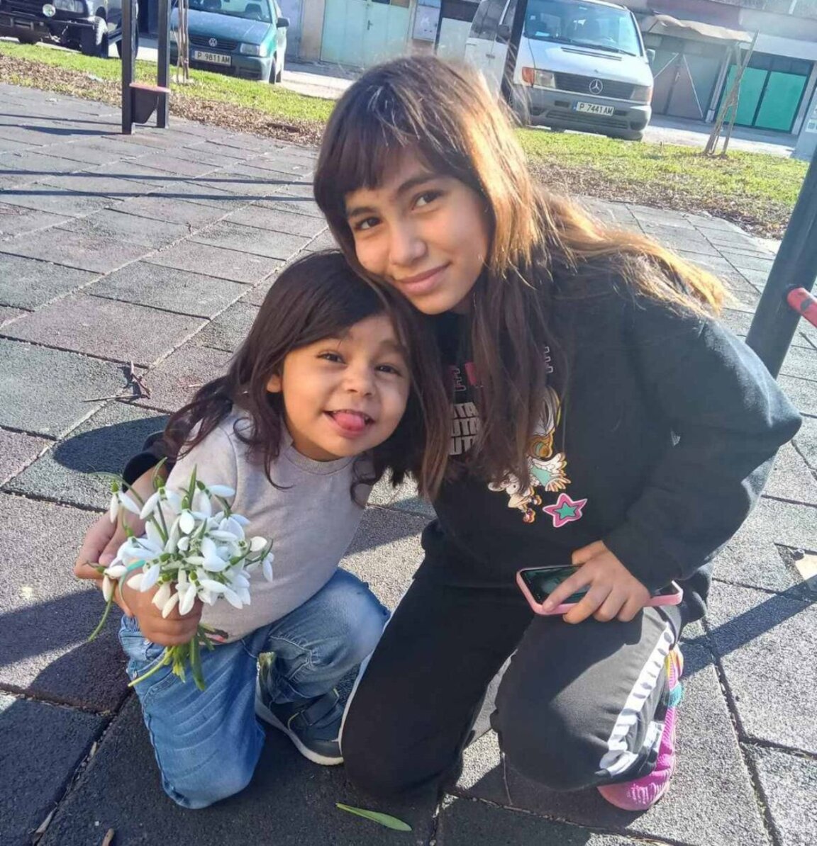 Вики и Дениз получават адекватна лекарска грижа. Майка им Невена споделя, че са попаднали на лекари, които са също и добри хора и се отнасят към момичетата като родители към своите деца.