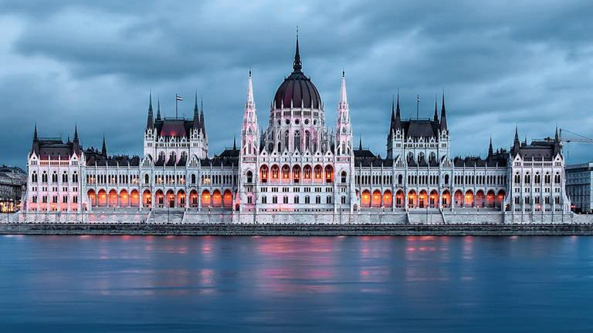 Величествената сграда на унгарския парламент в Будапеща ​​/ Между два свята: как Деница Юрге изгражда дом и идентичност в Унгария