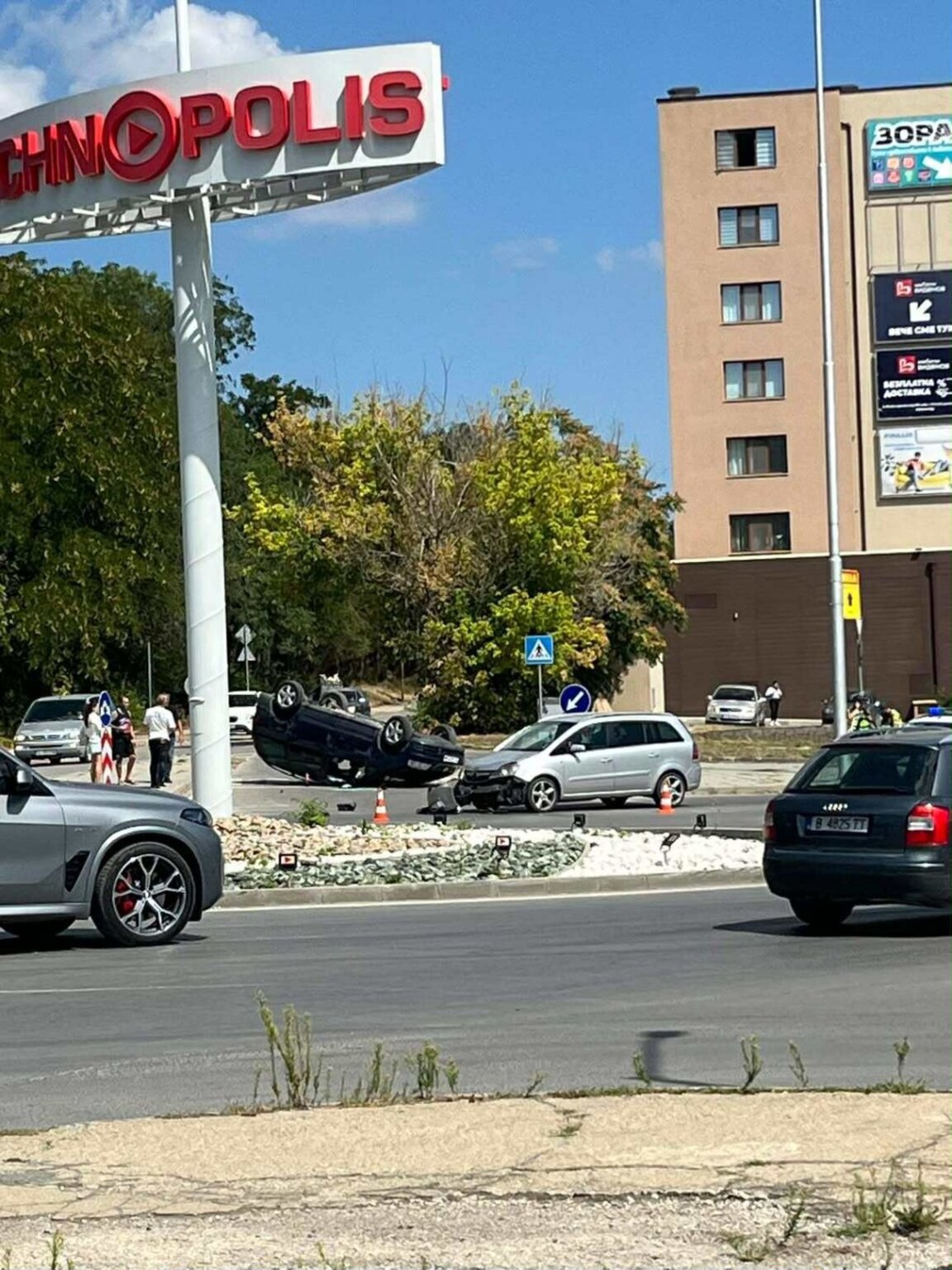 Кола се обърна по таван