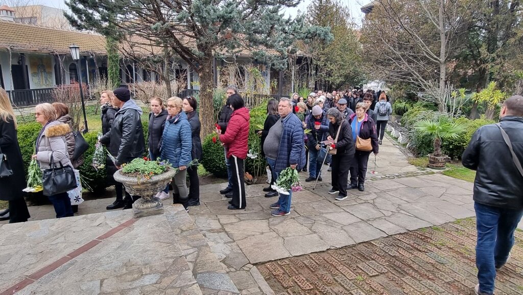 Стотици се прощават с отец Боян Саръев в Кърджали