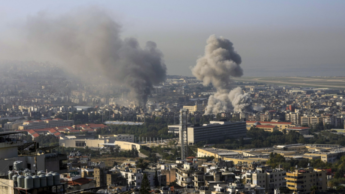 Дим се издига след израелски въздушен удар в южен Бейрут, 23 ноември 2024 г.