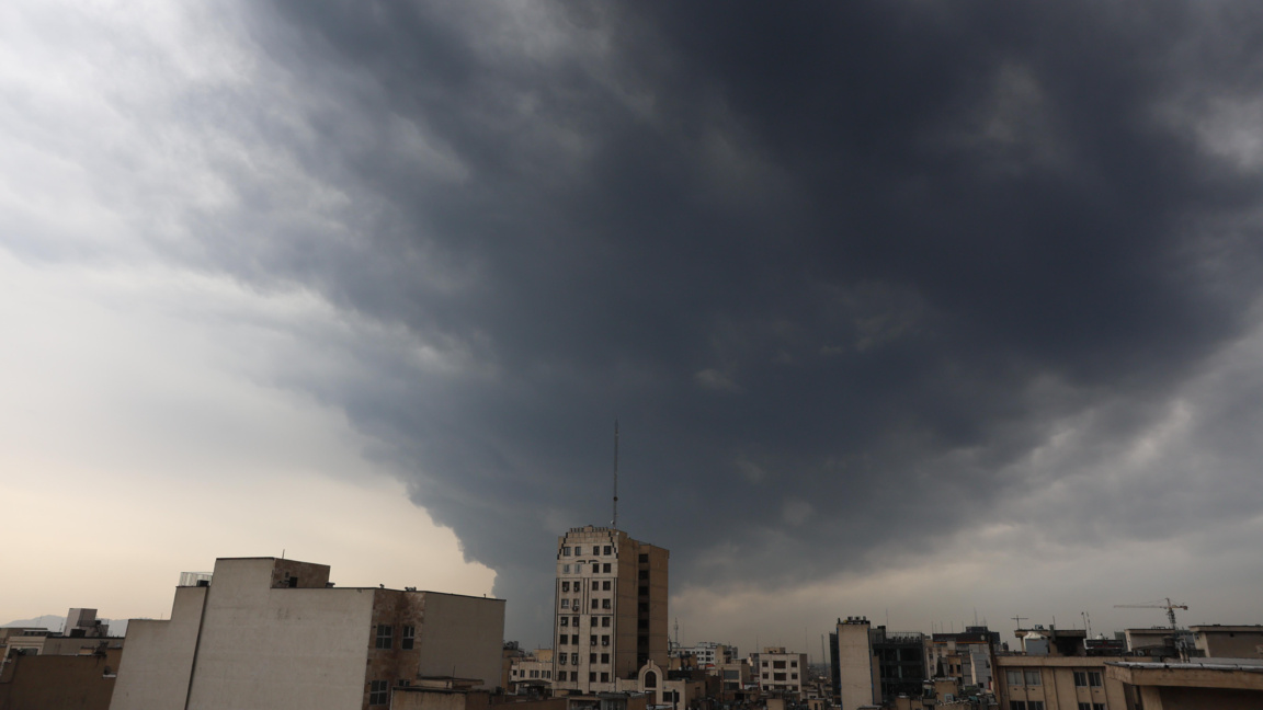 Дим над Техеран след удар по петролна рафинерия, 8 март 2026 г.