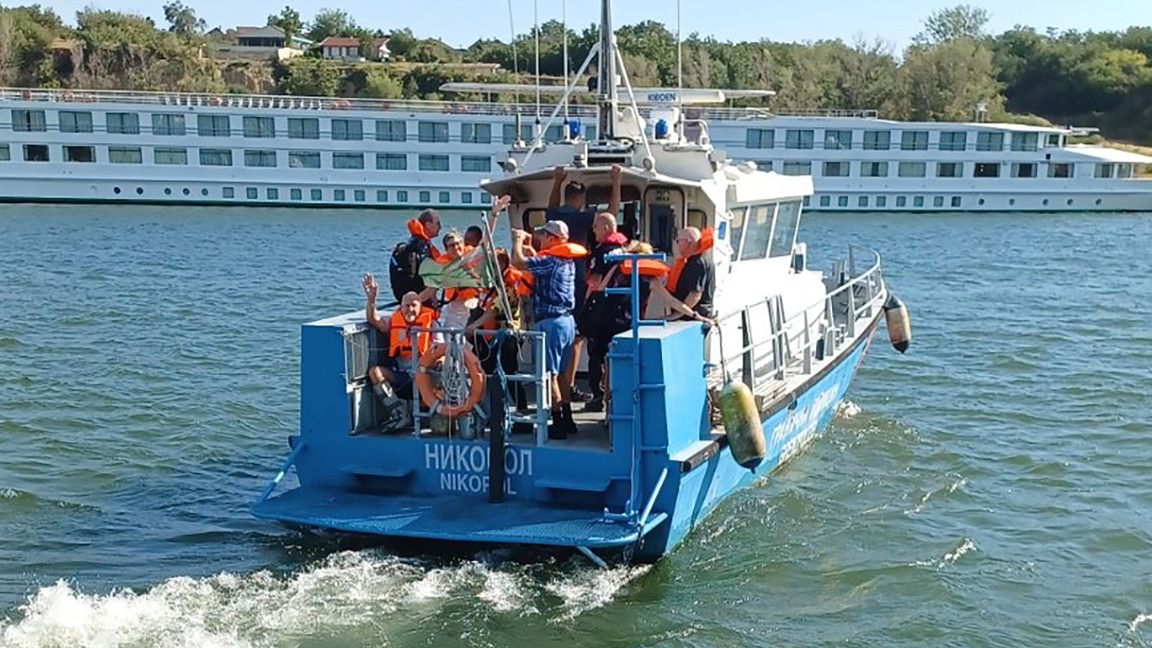 European tourists evacuated from ship stranded on the Danube near Vidin