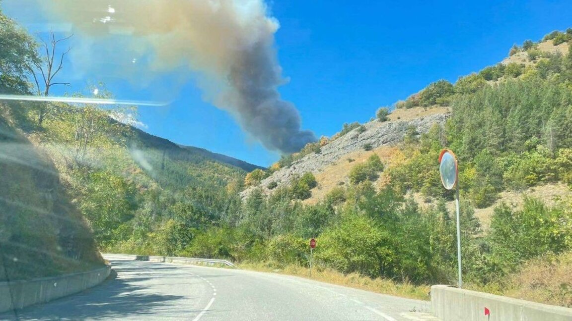 Un incendiu de proporții arde între satul. Juniper și Podurile Minunate