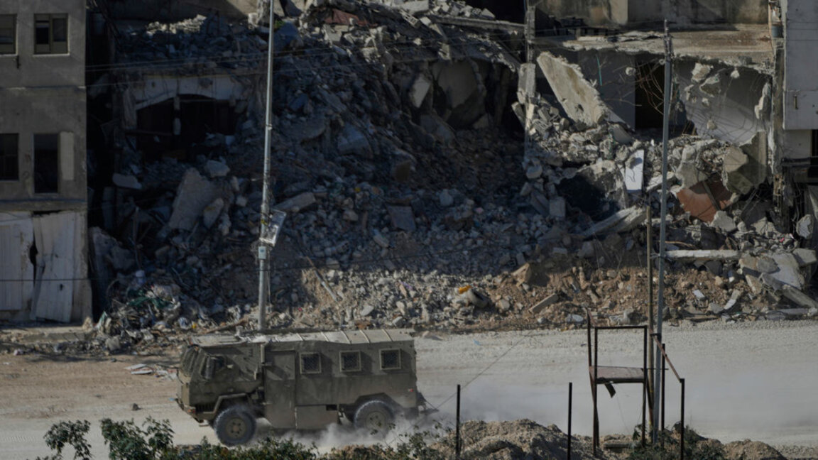 Най-малко 62 души са били убити при израелски удари в Газа, според здравните власти в анклава