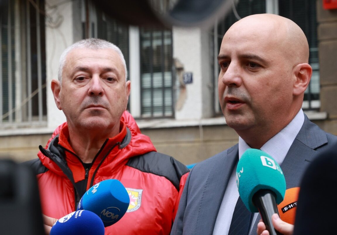 Комисар Кристиан Тонев (вдясно), началник на Четвърто РПУ, и директорът на Планинската спасителна служба (ПСС) Емил Нешев (вляво) дадоха брифинг за проведената спасителна акция за издирването на 20-годишната Стефани Сурчева.