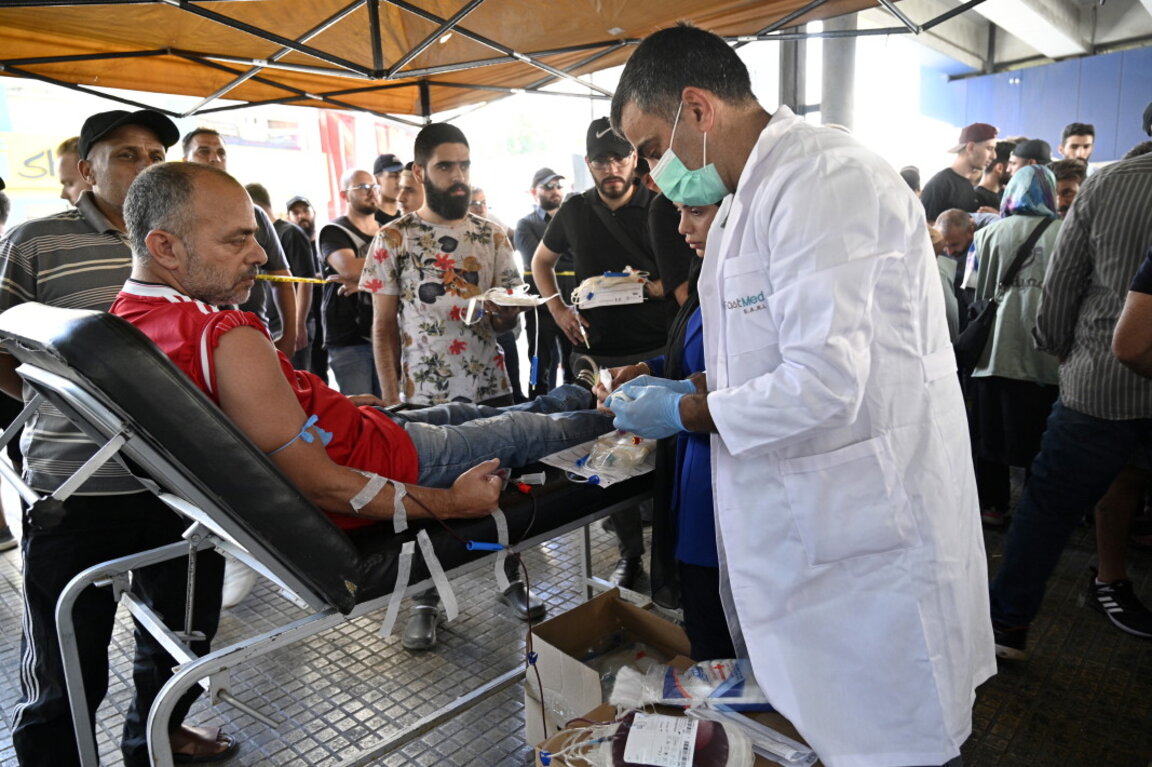 Хората даряват кръв един ден след експлозиите на пейджъри в южното предградие на Бейрут, Ливан, 18 септември 2024 г.