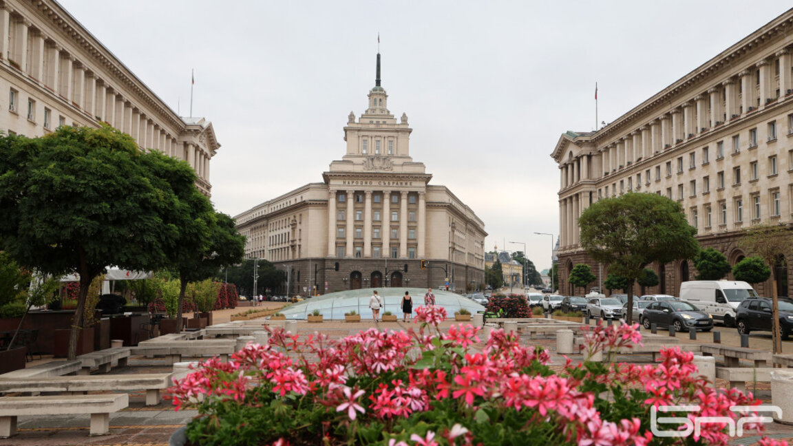 Amenaza de moción de censura, declaraciones en la sala de plenos y protesta en el exterior