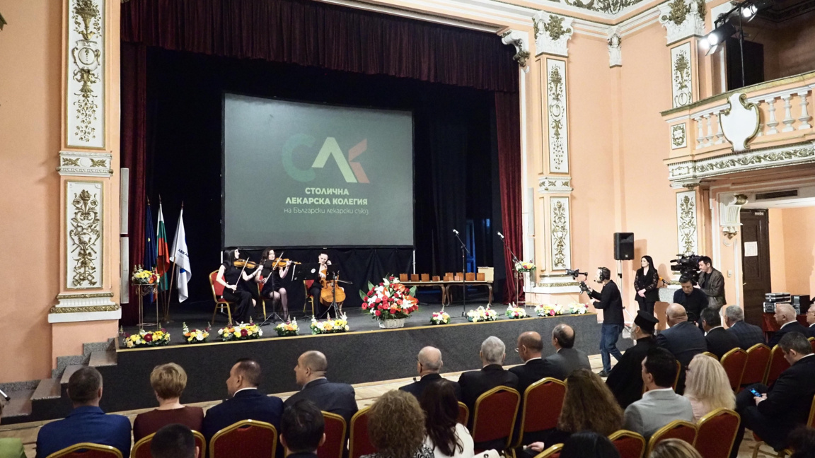 Столичната лекарска колегия връчи тази вечер годишните си награди във Военния клуб в София.