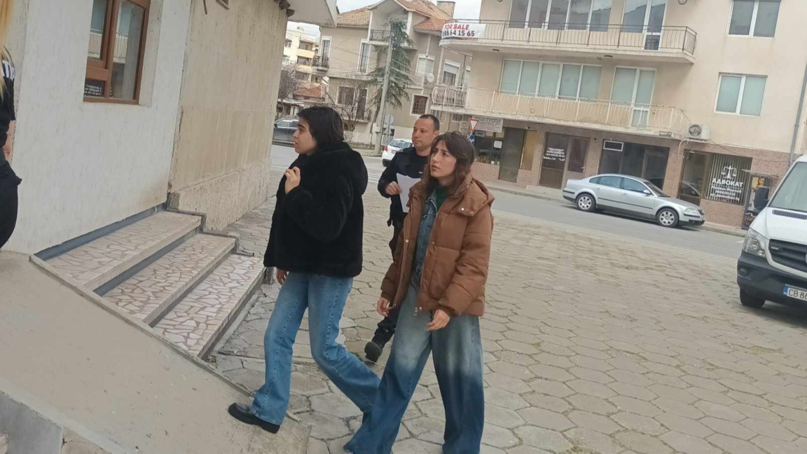 Условни присъди на двете млади ирански бежанки с фалшиви паспорти