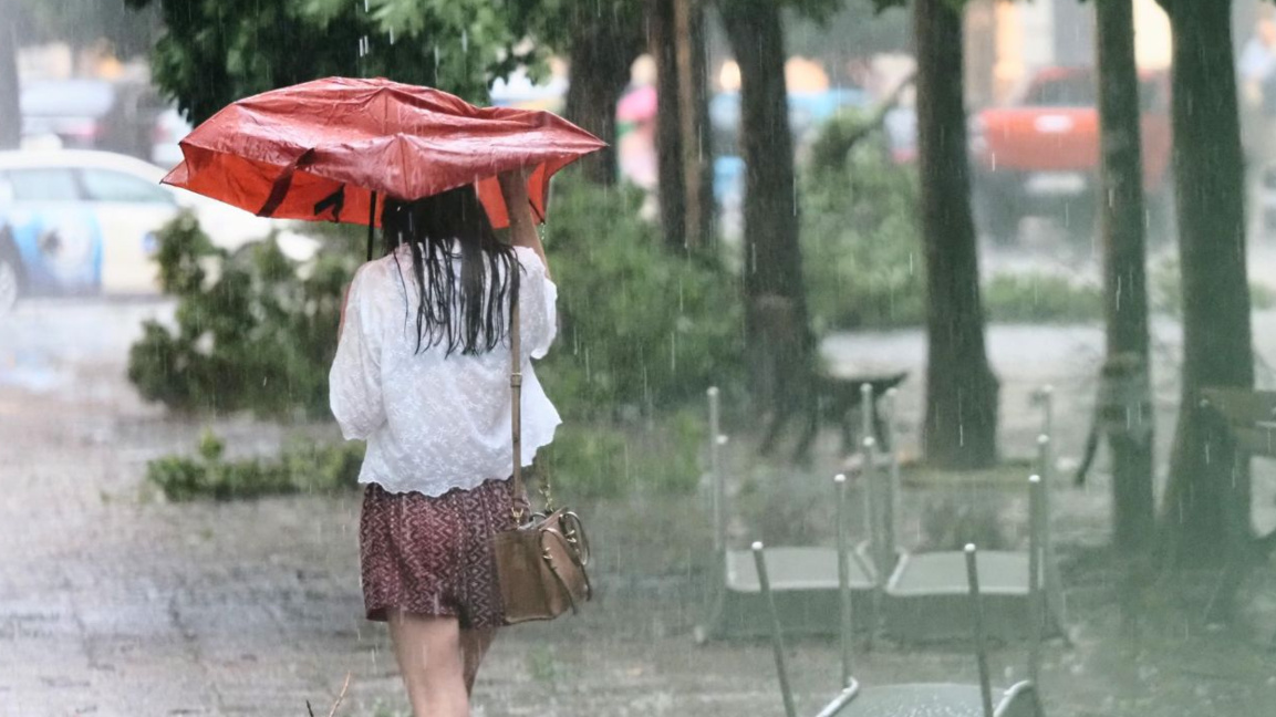 Yellow and orange code for dangerous precipitation in 25 regions of the country