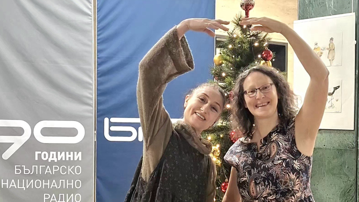 Веса Тонова и Росица Дикиджиева позират в сградата на БНР