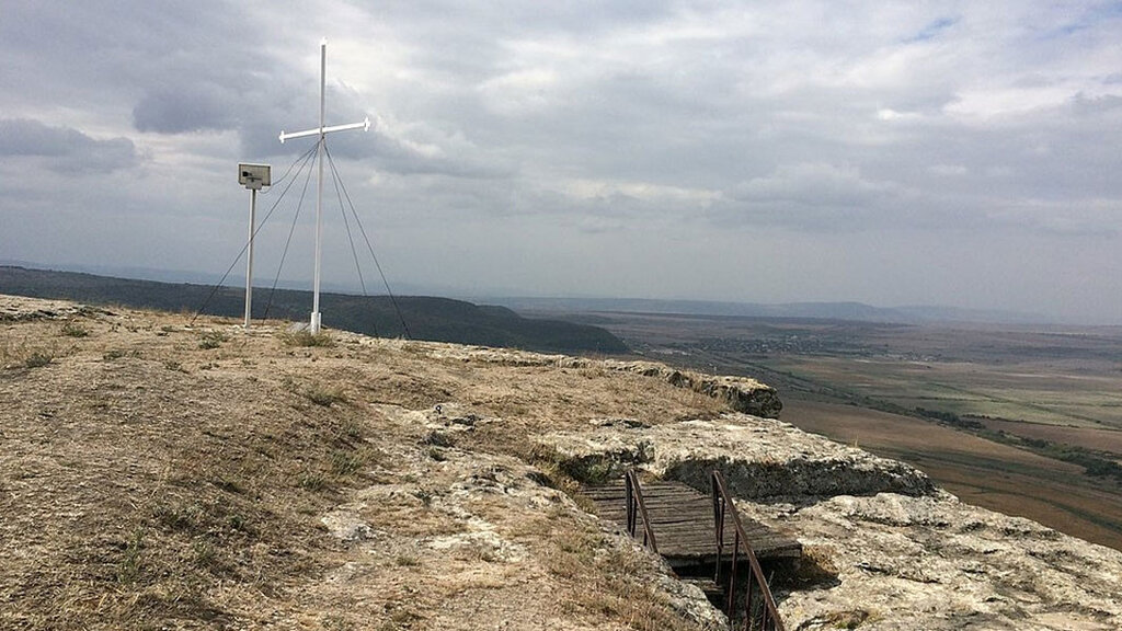 Петрич кале на врху Авренске висоравни
