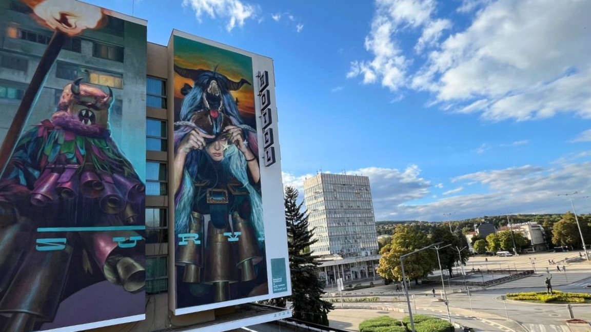 Graffitti-Künstler interpretieren Surwa am Gebäude in Pernik