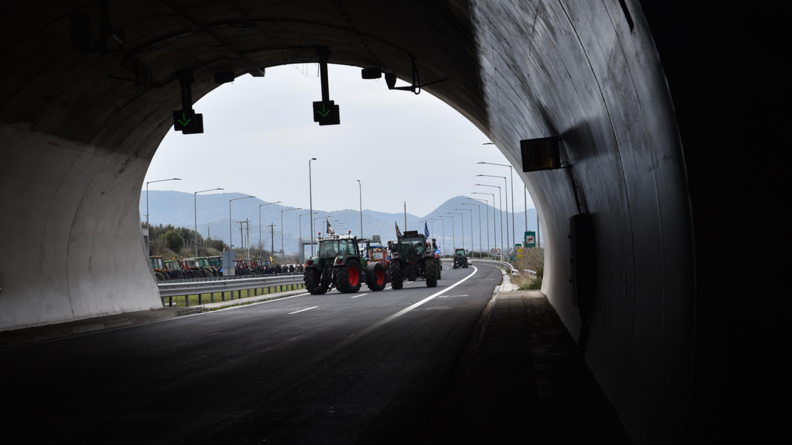 И днес има затворени пътища от протестиращите гръцки фермери