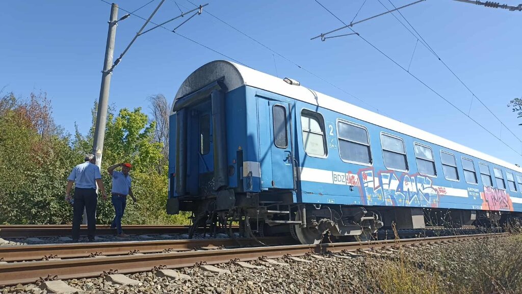 Извозиха с автобуси пътниците от дерайлиралия влак