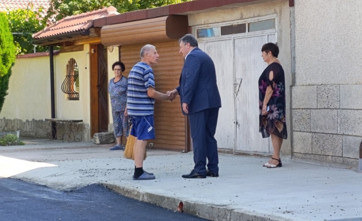 Нов асфалт в Мадара