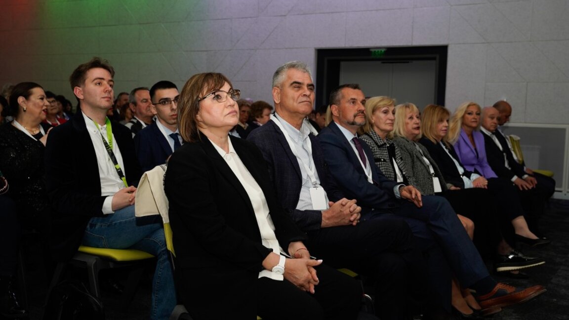 На учредителното събрание на "Непокорна България" -  27 април 2025 г.  Корнелия Нинова (на снимката в центъра) беше избрана за председател на политическата партия.