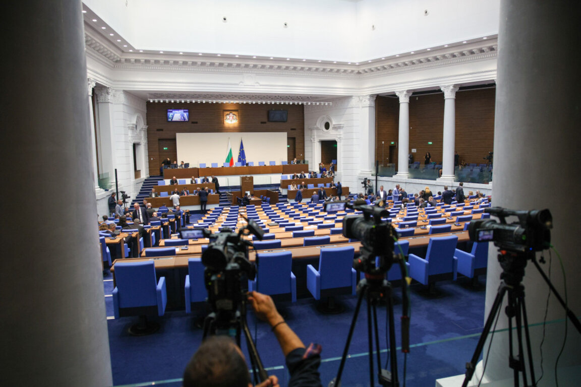Из-за неработающего парламента вотум недоверия правительству остается нерешенным