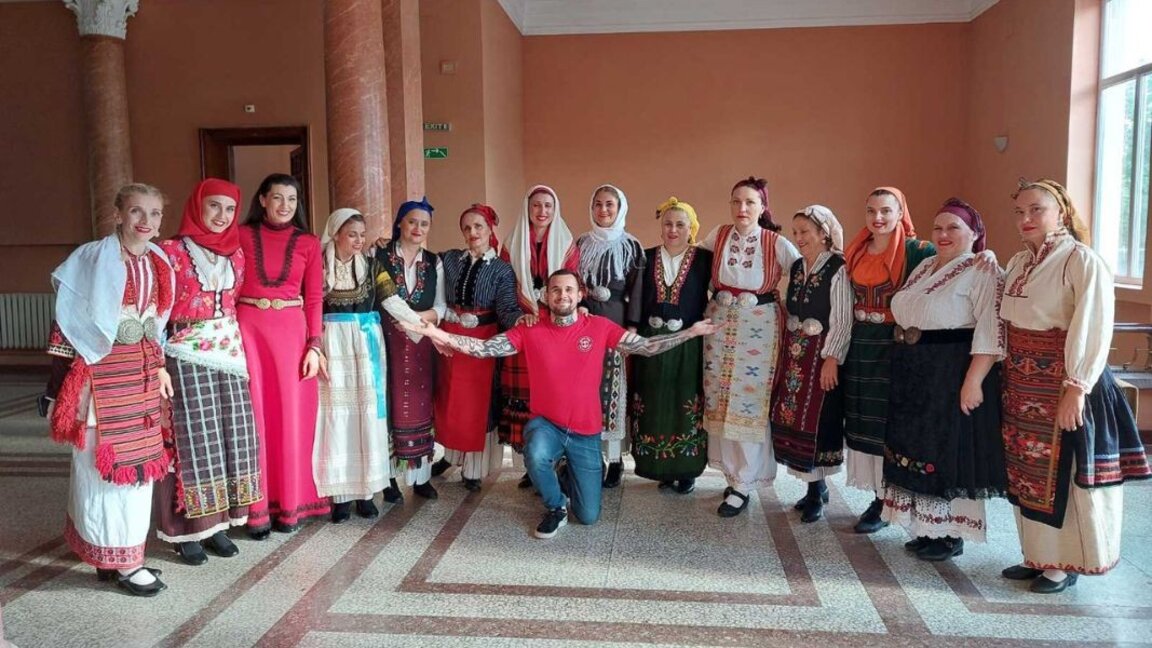 Музичар Фабрис Пети – једини мушкарац у женском народном хору ансамбла "Шевица"