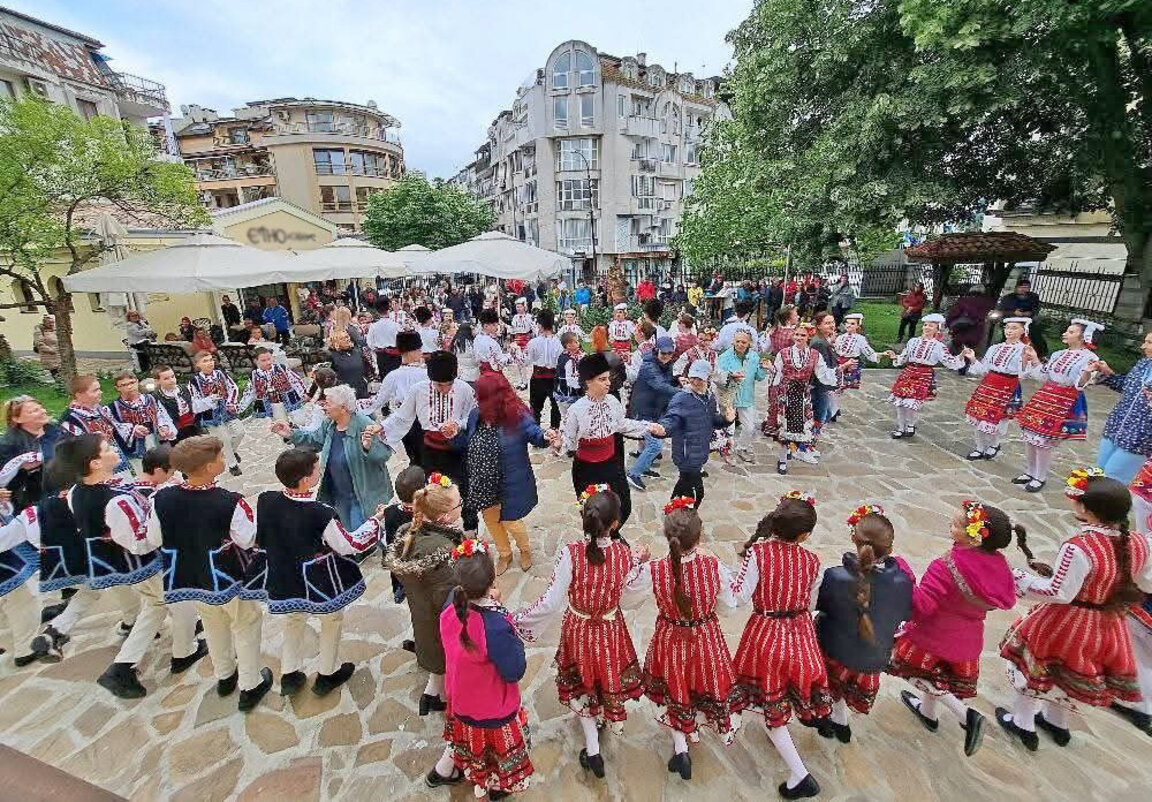 Мила Попова и ее весенне-осенние этнопалитры в Бургасе