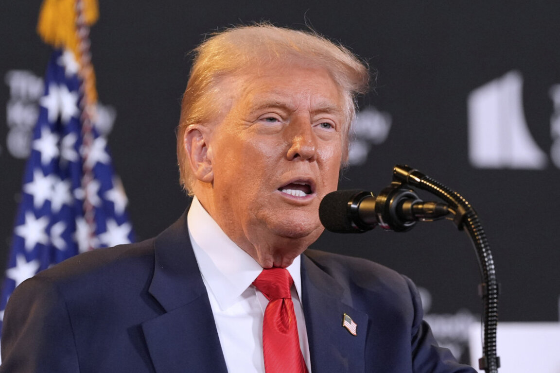 Президентът на САЩ Доналд Тръмп говори днес пред журналисти в културния център "Кенеди" в центъра на Вашингтон.