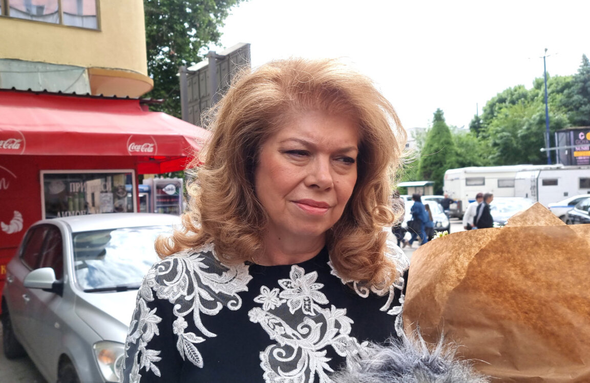 В Пазарджик вицепрезидентът Илияна Йотова коментира пред журналисти актуални политически въпроси.