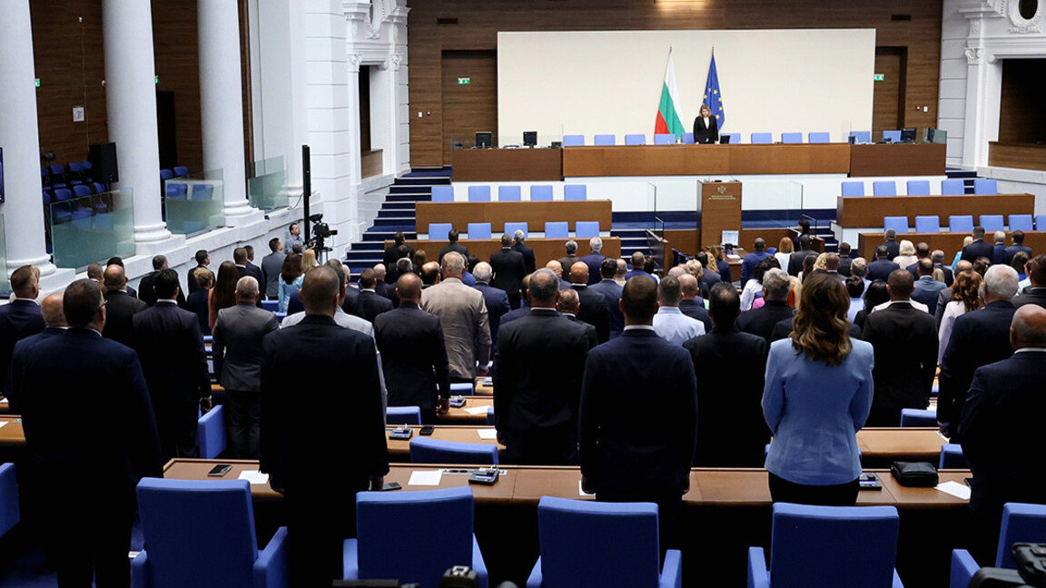 Amenințarea cu moțiunea de cenzură, declarații în sala plenară și proteste în fața clădirii