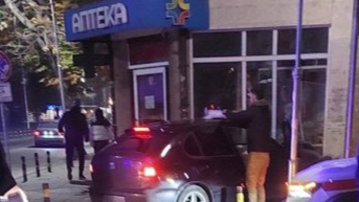 За втори път кола връхлита аптеката на ъгъла на улиците "Богомил" и "Родопи"