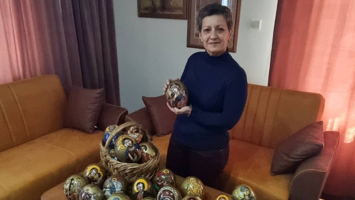 Artista Vania Petkova din Kargiali pictează icoane pe ouă de struț