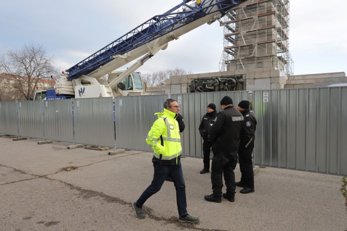 Социалистите свикват протест срещу разрушаването на Паметника на Съветската армия