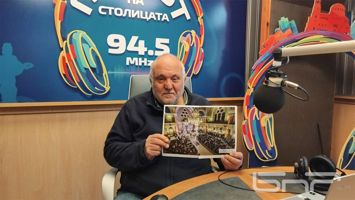 Антони Георгиев със своя снимка от експозицията