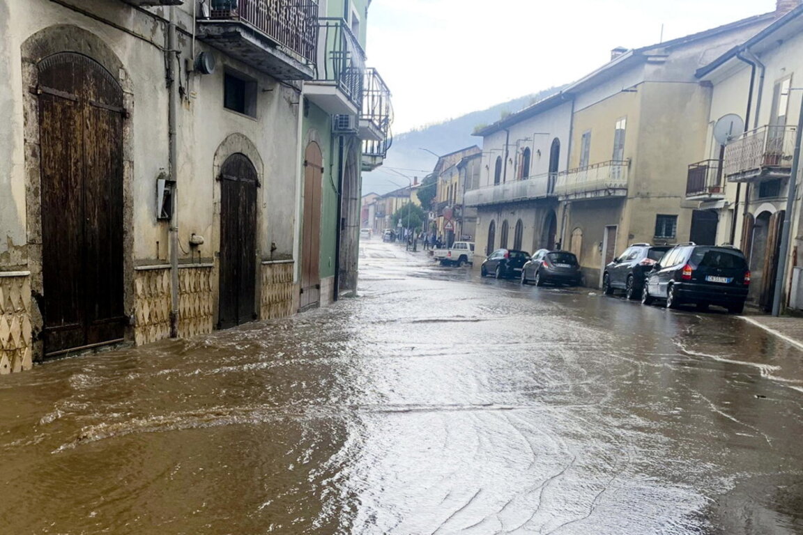 Червен код за лошо време е обявен в италианските областите Тоскана и Емилия-Романя