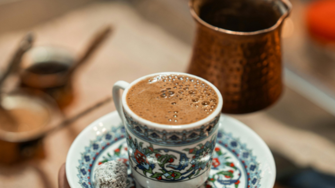 Dünya Türk Kahvesi Günü’de Plovdiv, Cuma Camii önünde kahve ikramı