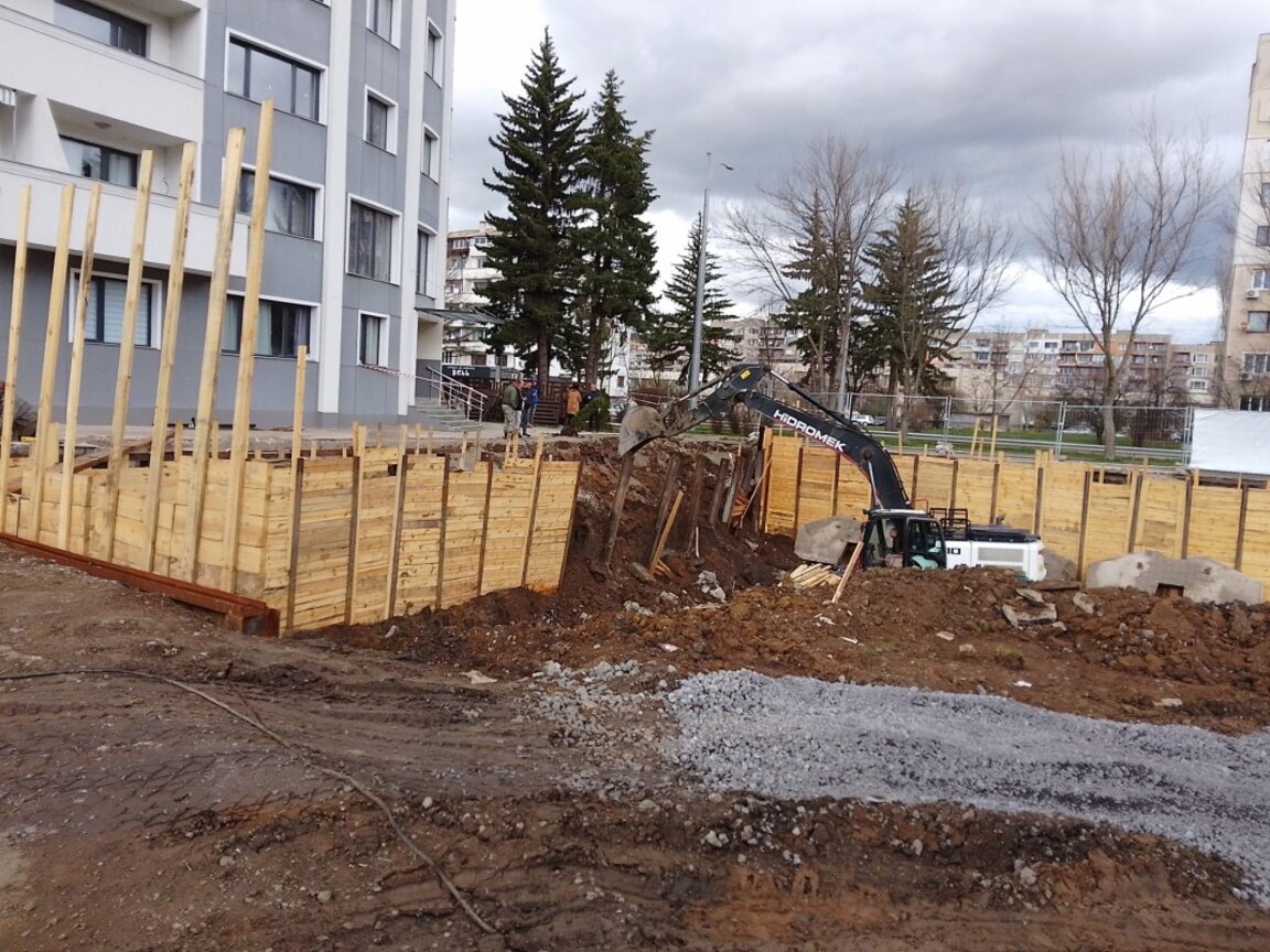 Изкопни дейности в Перник предизвикаха свличане до жилищна сграда