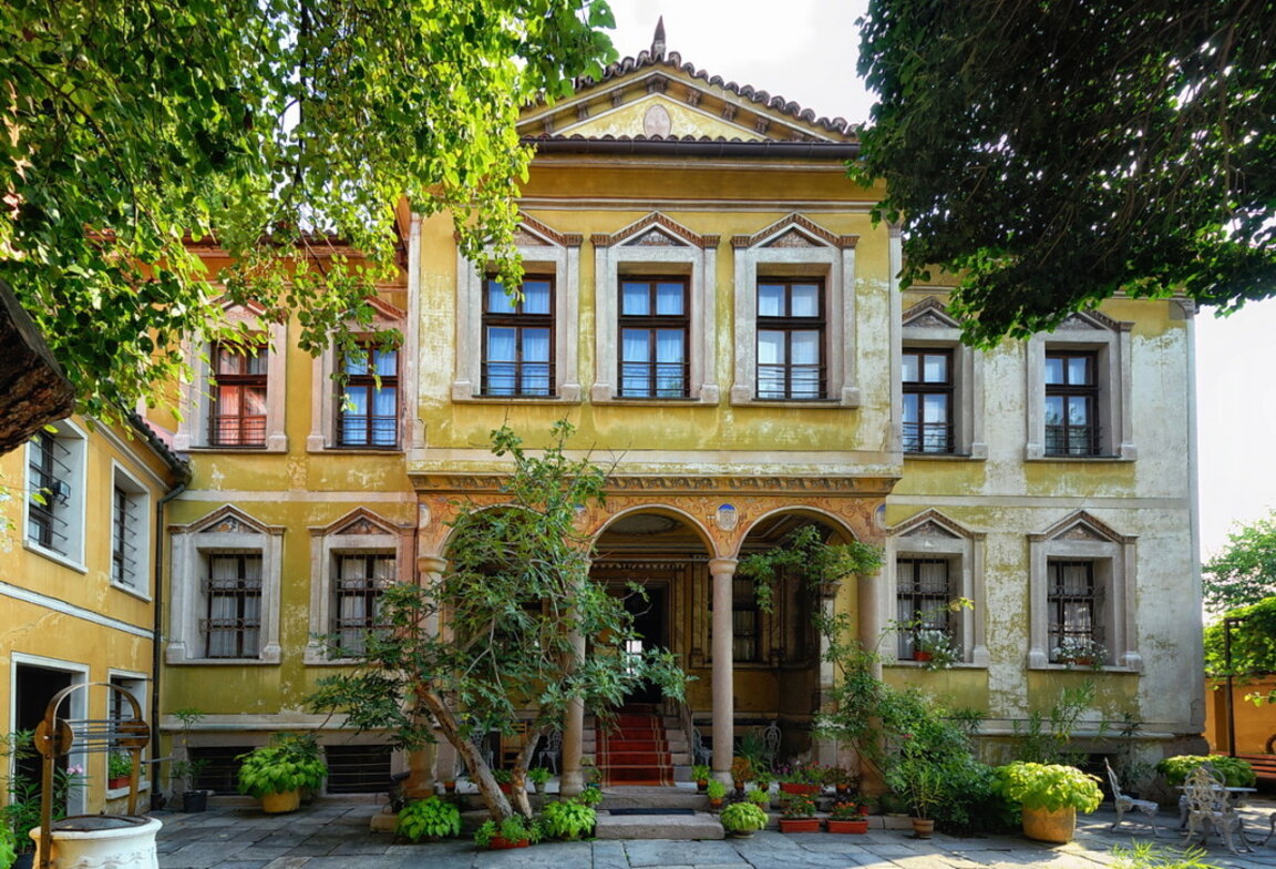 Обновяват две къщи в Стария град