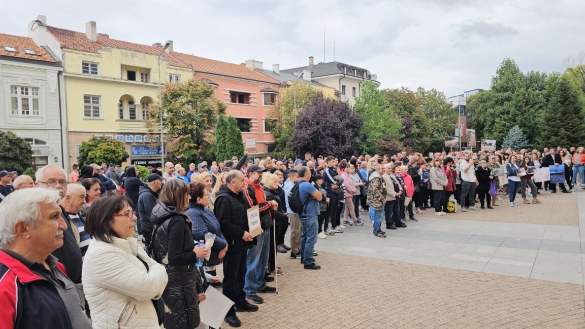 Жителите на "Речица" протестират пред сградата на община Сливен.