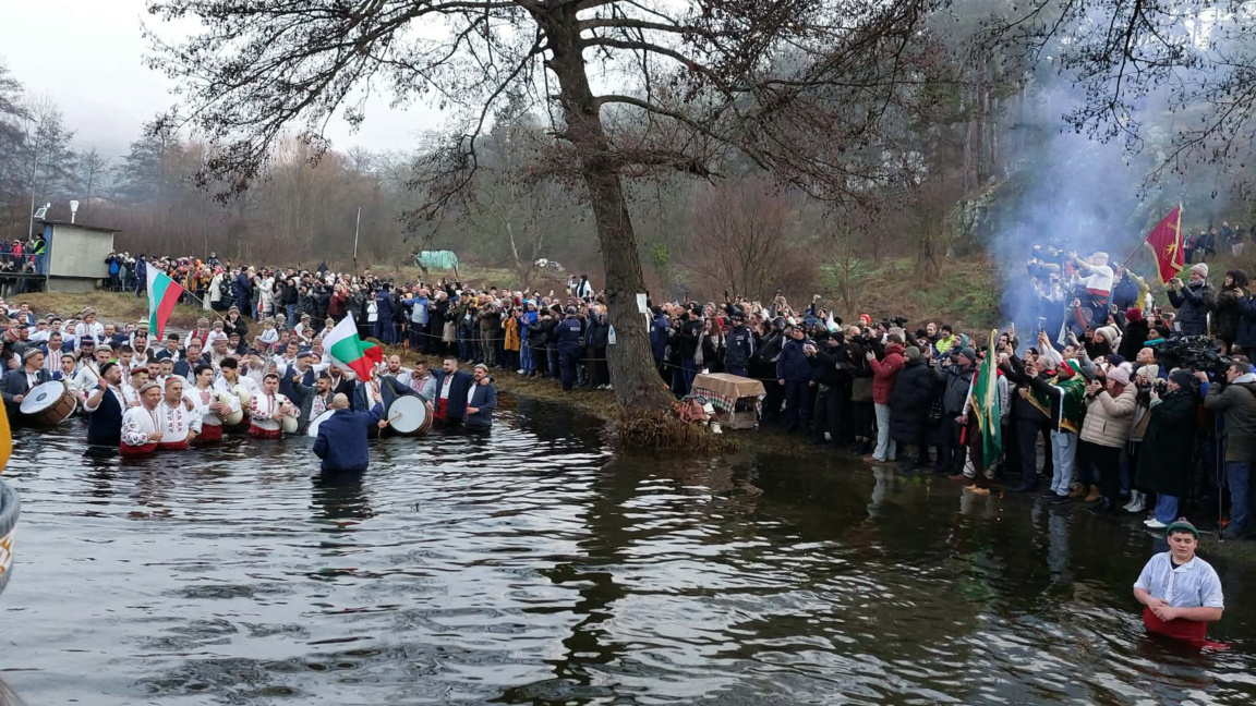Малкият Антон получи кръста на Богоявление в Калофер