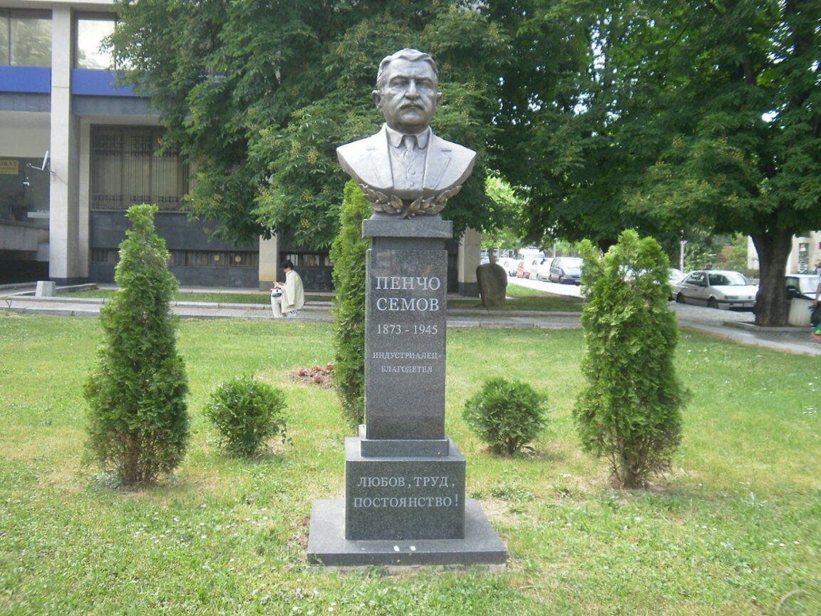 Бюст-паметник на Пенчо Семов в Габрово