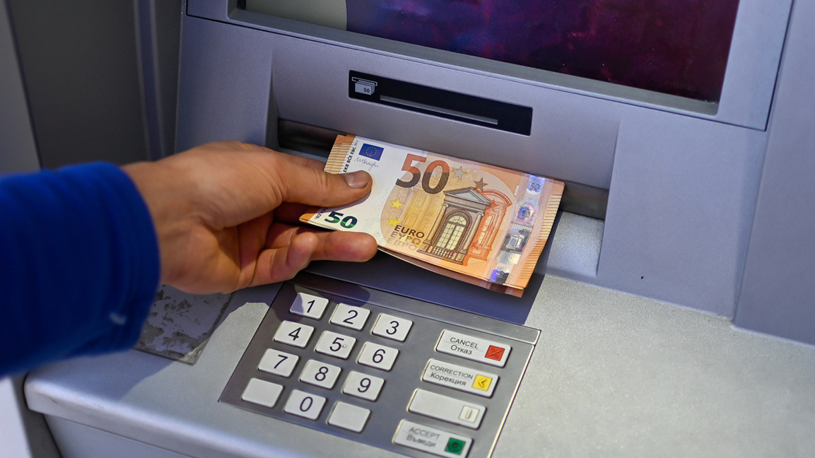 евро банкноти банкомат теглене