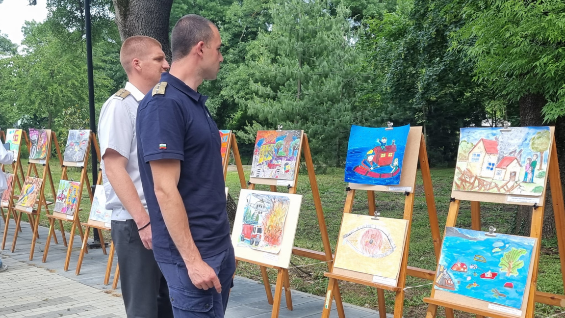 Наградиха ямболски деца, рисували в конкурс на пожарната
