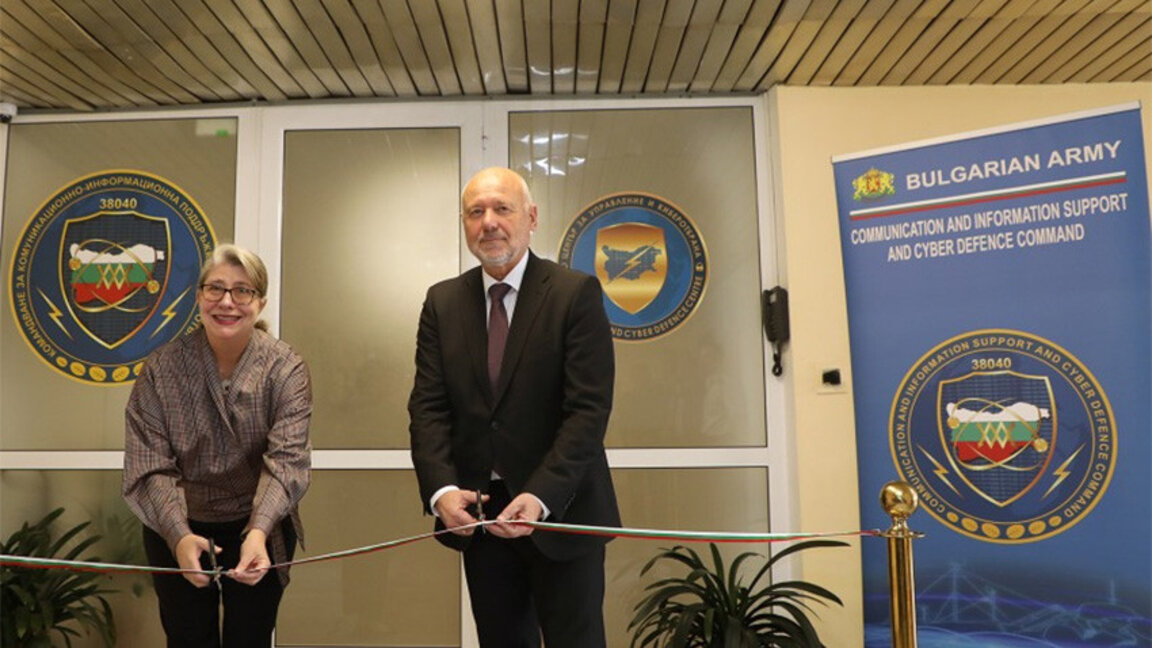 Însărcinatul cu afaceri Andrea Brouillette-Rodriguez și ministrul apărării, Todor Tagarev, la inaugurarea noului centru de apărare cibernetică al Bulgariei din Sofia.