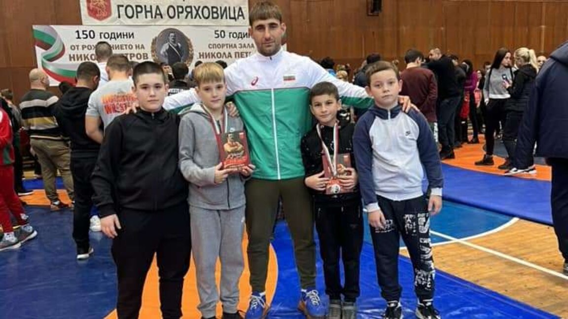 Два медала извоюваха малки борци от клуб „Георги Вангелов“