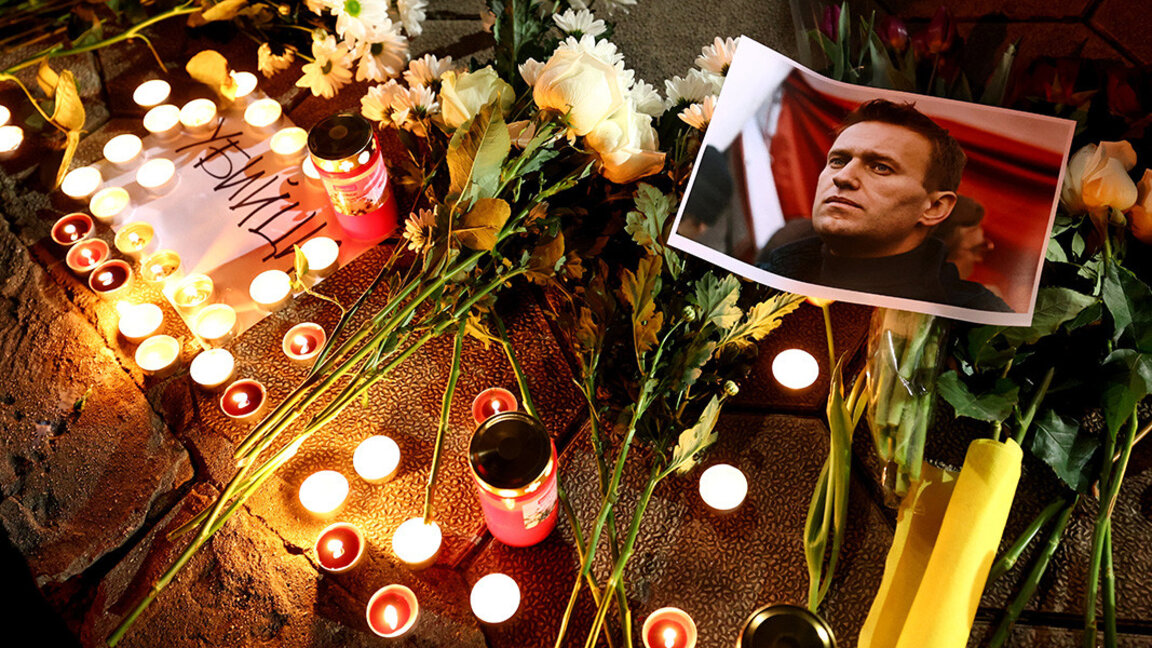 Бдение в памет на Алексей Навални пред руското посолство в София