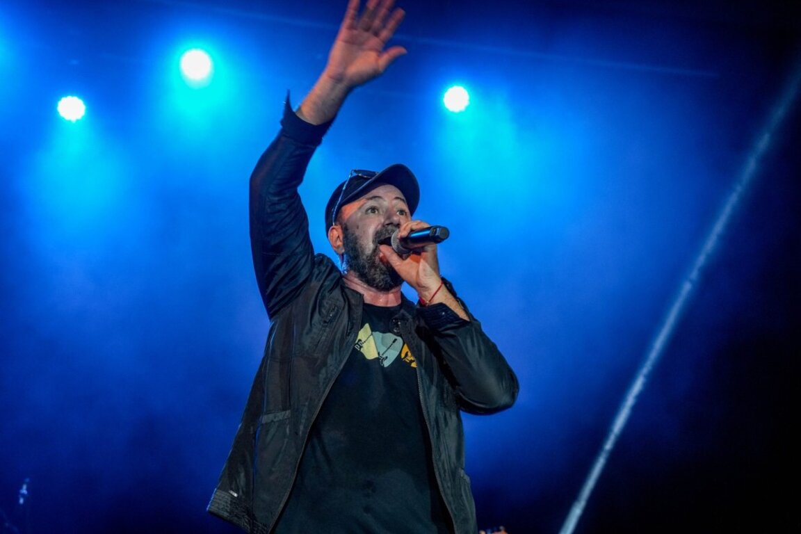 Lipici pentru Barbă - cântecul de Crăciun pe care îl putem auzi chiar și vara