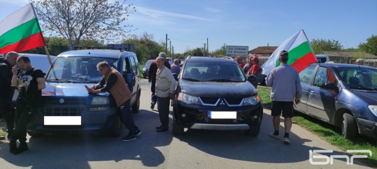 Жители на шабленски села направиха пътна блокада заради отсечка от 5 км в лошо състояние