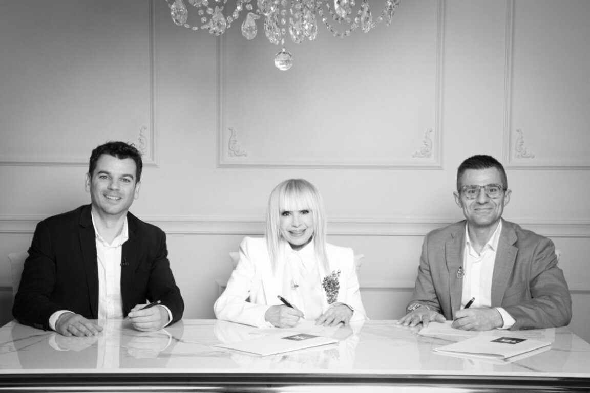 Në mes Lili Ivanova së bashku me Ivan Hristov (majtas) dhe Andrej Arnaudov